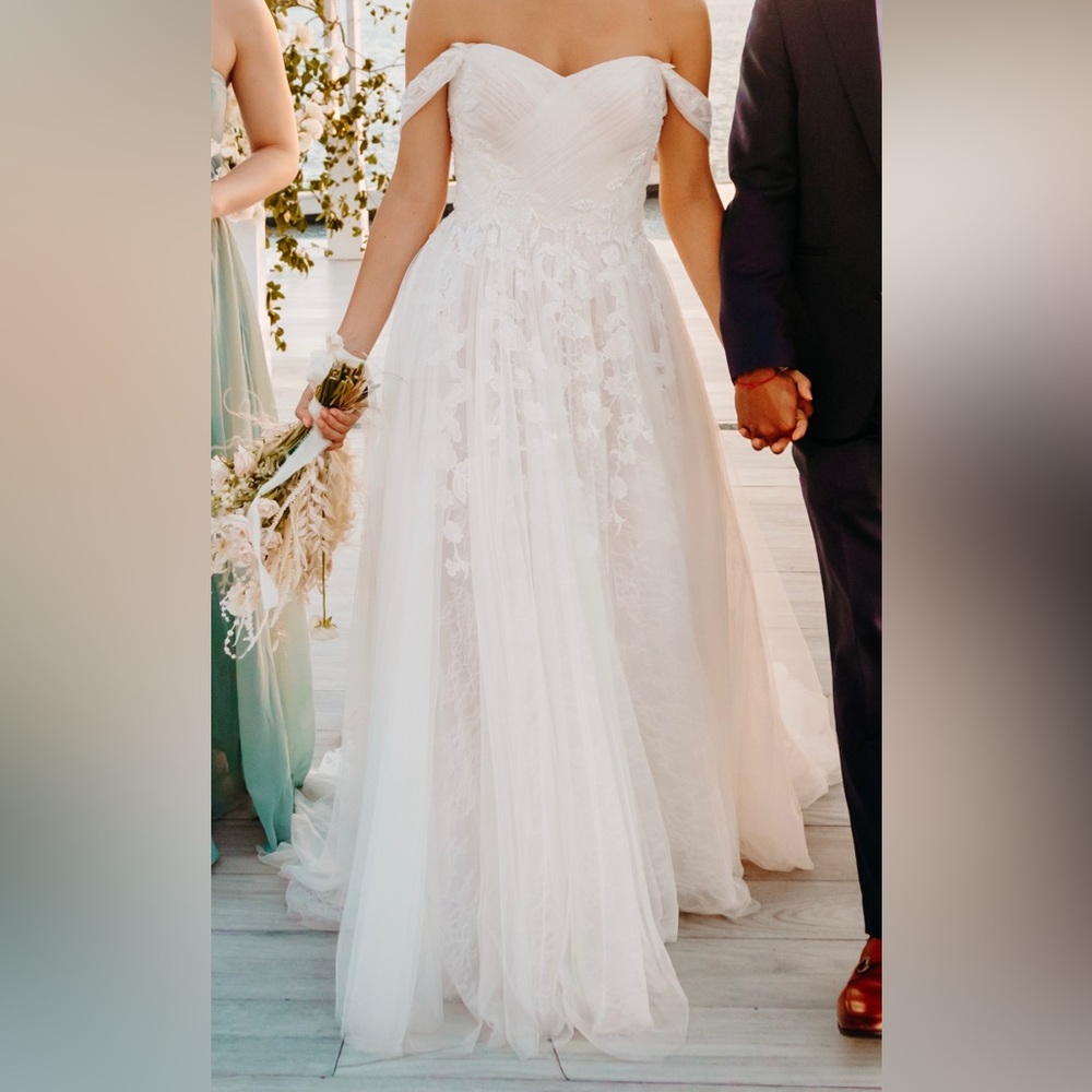 Wedding dress (ivory tulle & lace).  Perfect for spring/summer/beach wedding